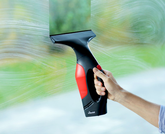 L’aspirateur pour fenêtre Windomatic élimine l’eau rapidement et efficacement : vous travaillez 2 fois plus vite en fournissant la moitié d’efforts pour un résultat impeccable. Grâce à sa tête flexible et à sa puissance d’aspiration, il aspire totalement l’eau et les taches d’eau, même dans les coins.  INT_ContentCarousel2_Window1_00011170.jpg